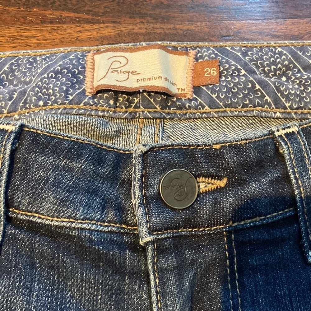 Sz 26 Paige Denim Cut Off Jean Short 11.5” Inseam Medium Wash Rear Pocket Detail - Picture 3 of 6